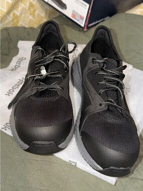 Reebok Men’s Black Athletic Compsite Toe Sneakers 7.5